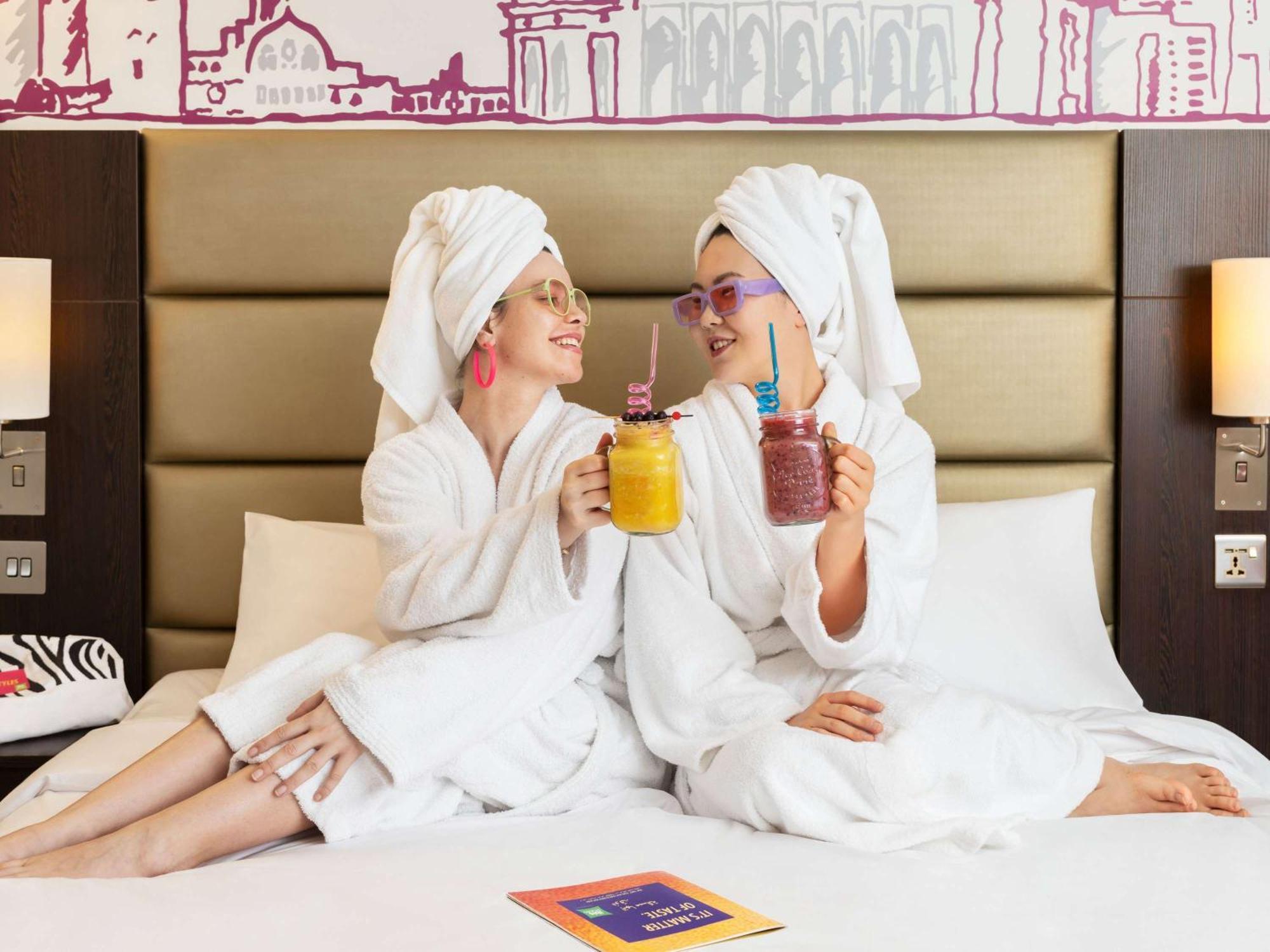 Hotel Ibis Styles Sharjah Exterior foto