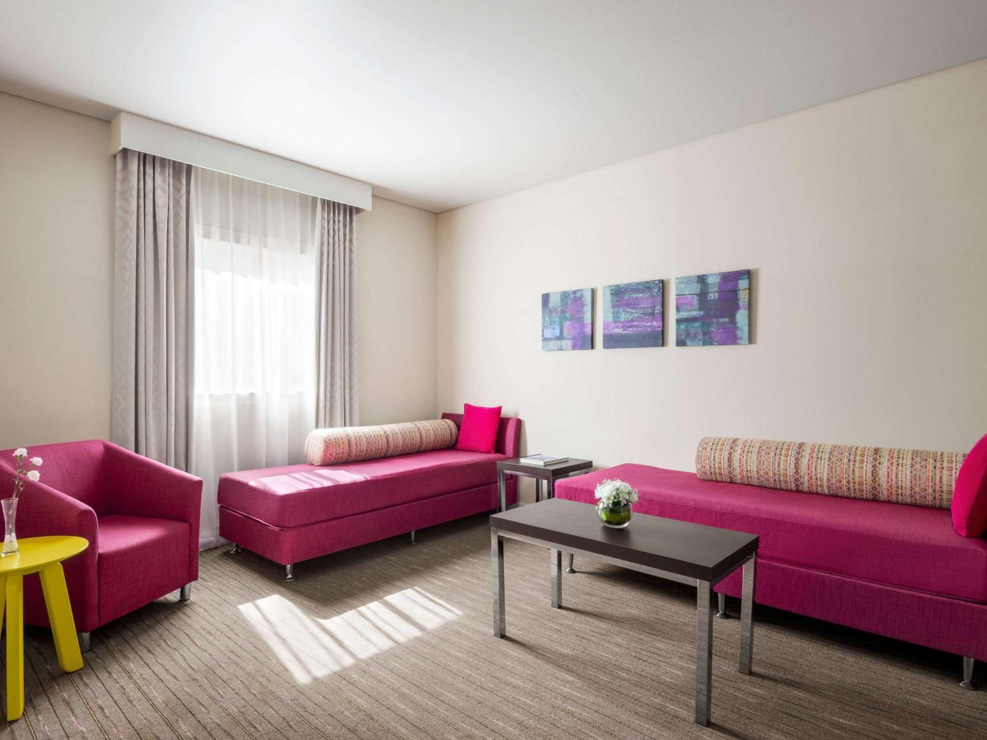 Hotel Ibis Styles Sharjah Exterior foto