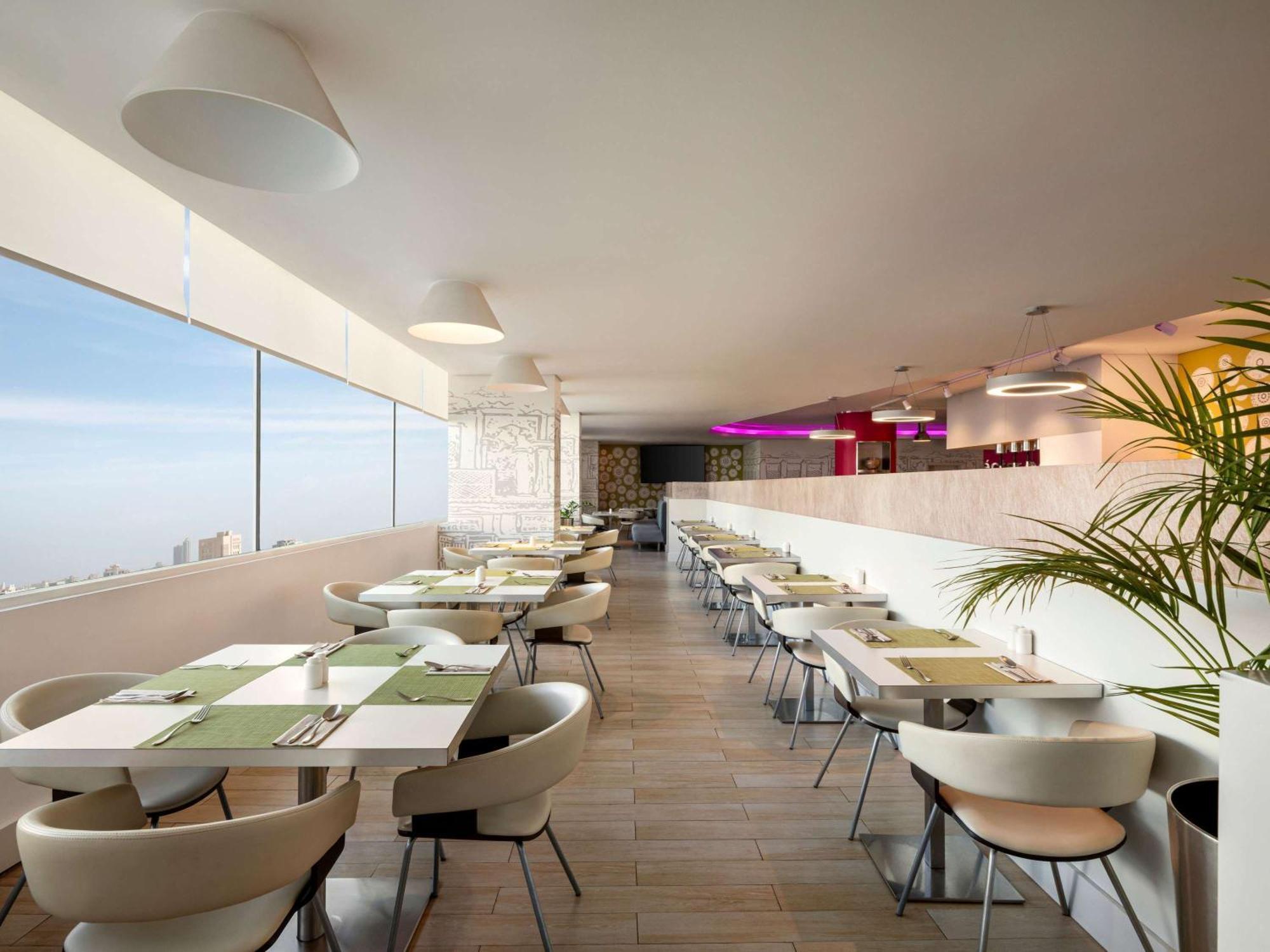 Hotel Ibis Styles Sharjah Exterior foto